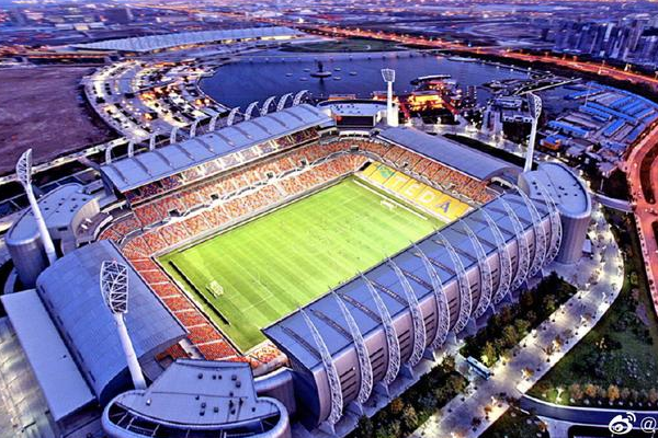 武汉三镇的主场是哪个体育场？